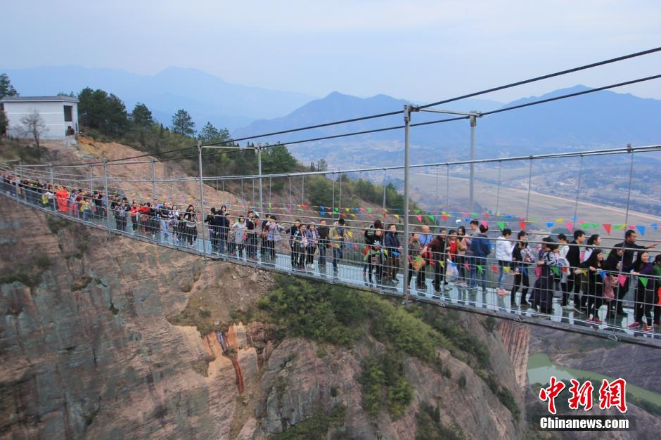 湖南石牛寨迎春節(jié)旅游高峰 百人同過玻璃橋