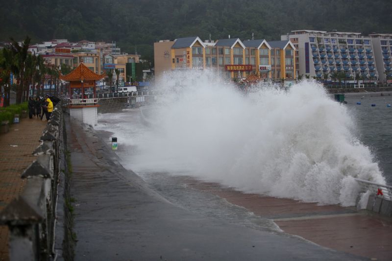 臺(tái)風(fēng)“妮妲”登陸深圳 全市進(jìn)入暴雨防御狀態(tài)