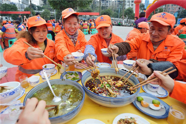 暖心！重慶一餐飲店請(qǐng)526名環(huán)衛(wèi)工吃團(tuán)年飯