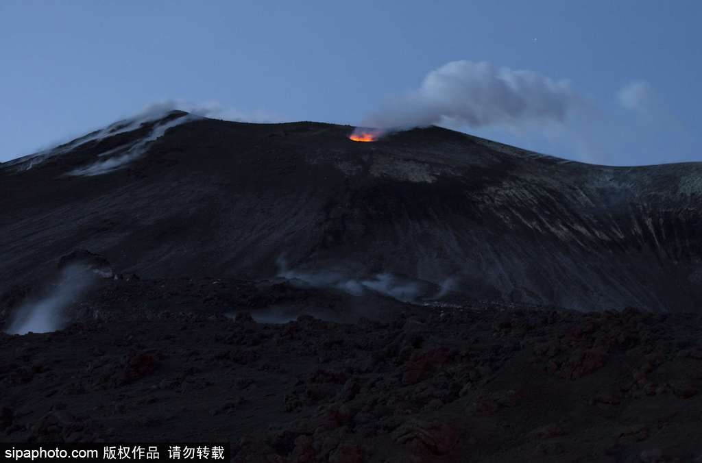 意大利埃特納火山爆發(fā) 巖漿流淌似“火河”