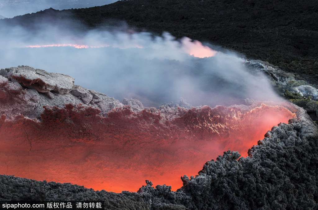 意大利埃特納火山爆發(fā) 巖漿流淌似“火河”