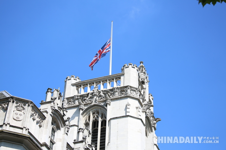 英國政府降半旗致哀 舉國悼念遇難者