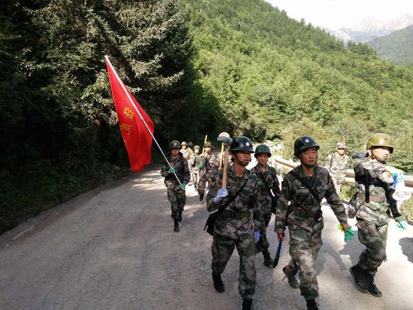 第77集團(tuán)軍“猛虎旅”官兵徒步進(jìn)村入戶排查搜救