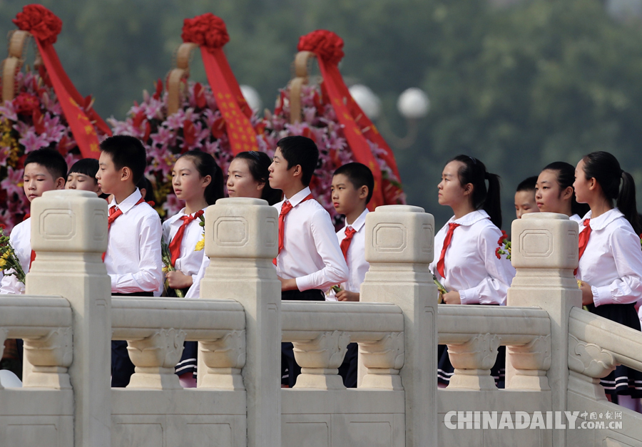 首都各界向人民英雄紀(jì)念碑敬獻(xiàn)花籃