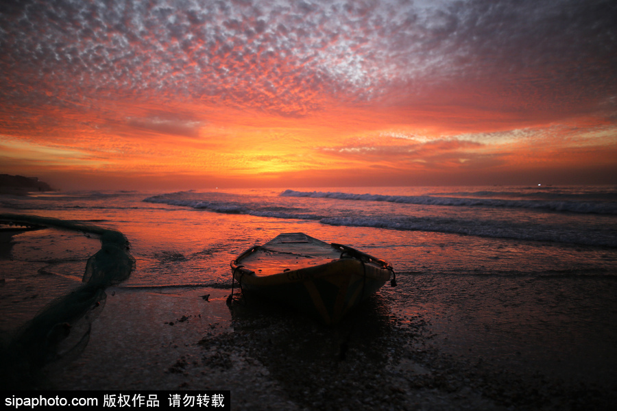 加沙海灘日落美景 殘陽(yáng)映紅天際