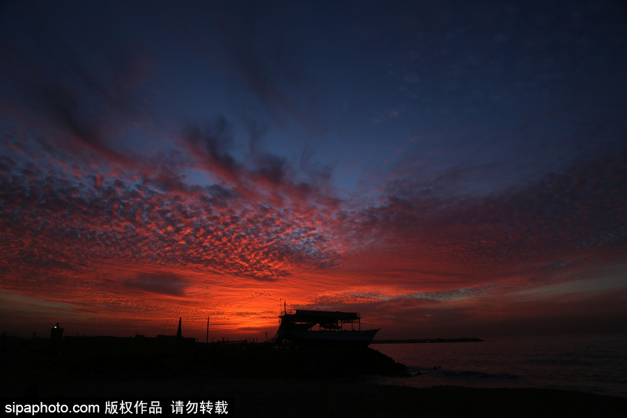 加沙海灘日落美景 殘陽映紅天際