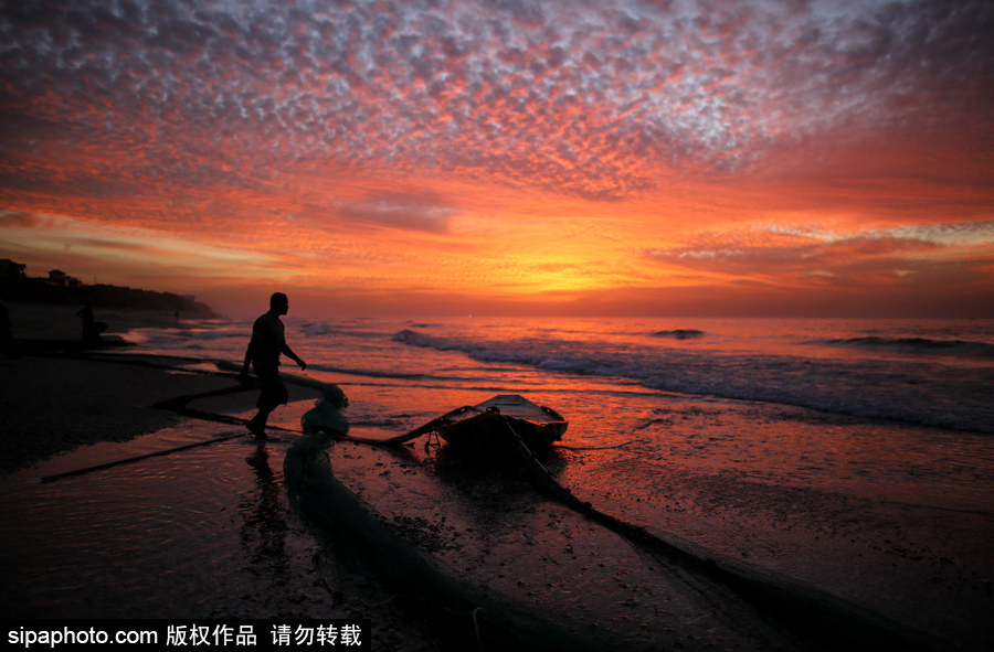 加沙海灘日落美景 殘陽映紅天際