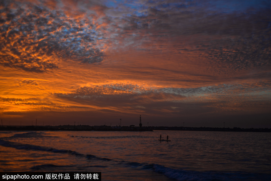 加沙海灘日落美景 殘陽映紅天際