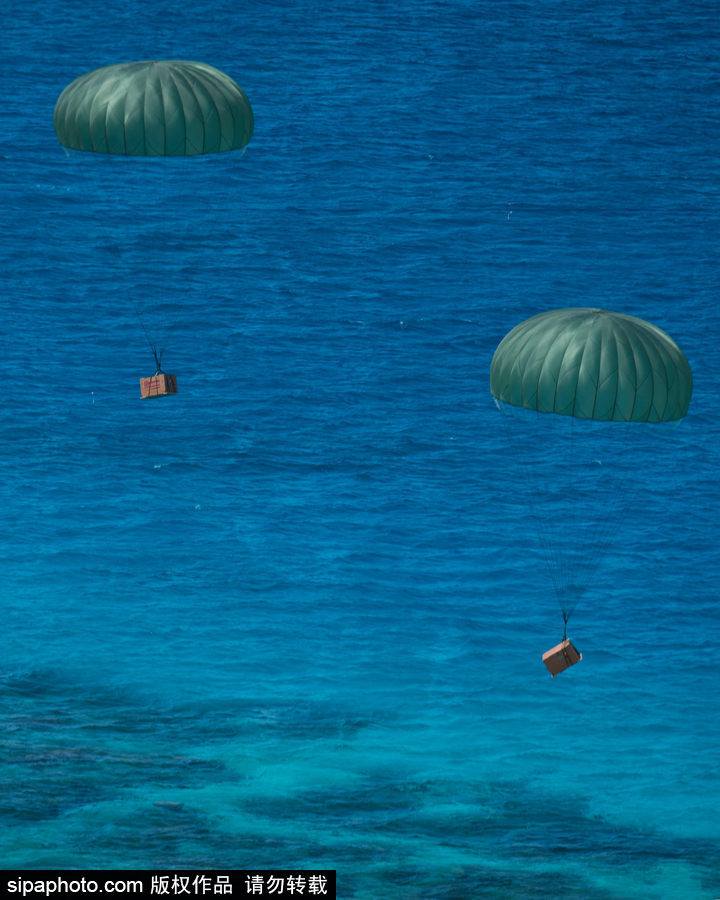 禮物從天而降！美國空軍向西太平洋島國空投“圣誕大禮包”