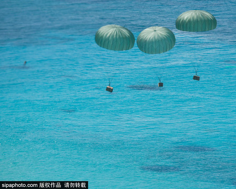 禮物從天而降！美國(guó)空軍向西太平洋島國(guó)空投“圣誕大禮包”