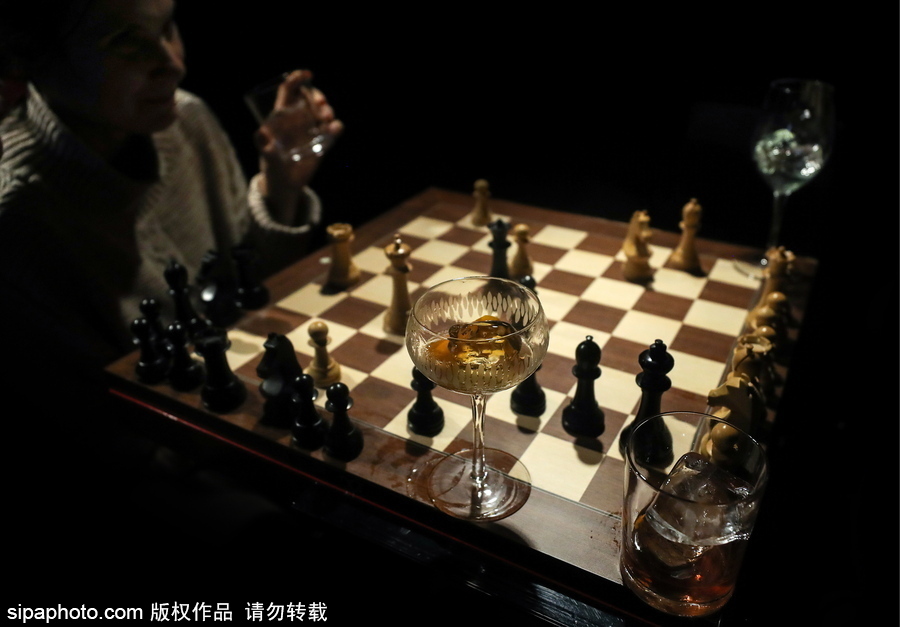 世界國際象棋俱樂部莫斯科開幕 市民享受悠閑益智運(yùn)動(dòng)