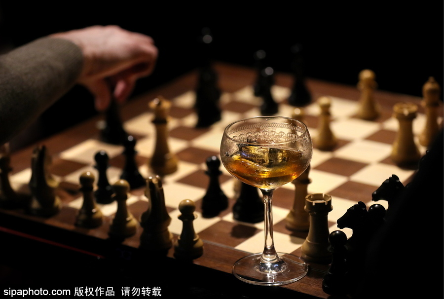 世界國際象棋俱樂部莫斯科開幕 市民享受悠閑益智運(yùn)動