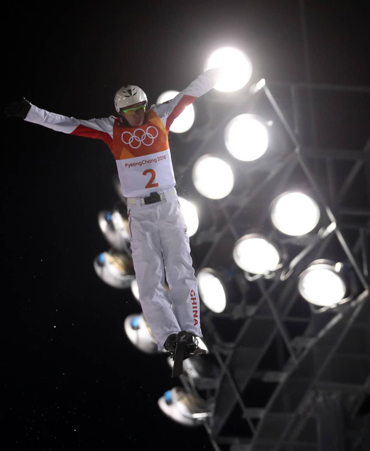 平昌冬奧會(huì)自由式滑雪男子空中技巧決賽舉行 中國(guó)選手賈宗洋獲得亞軍