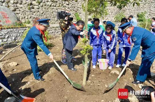 她在汶川地震中被徒手刨出來 10年后見到救命恩人