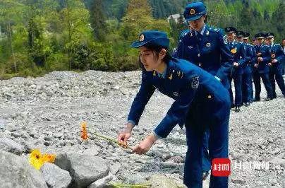 她在汶川地震中被徒手刨出來 10年后見到救命恩人