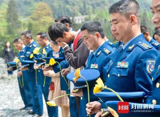 她在汶川地震中被徒手刨出來 10年后見到救命恩人