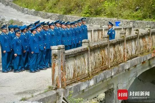 她在汶川地震中被徒手刨出來 10年后見到救命恩人