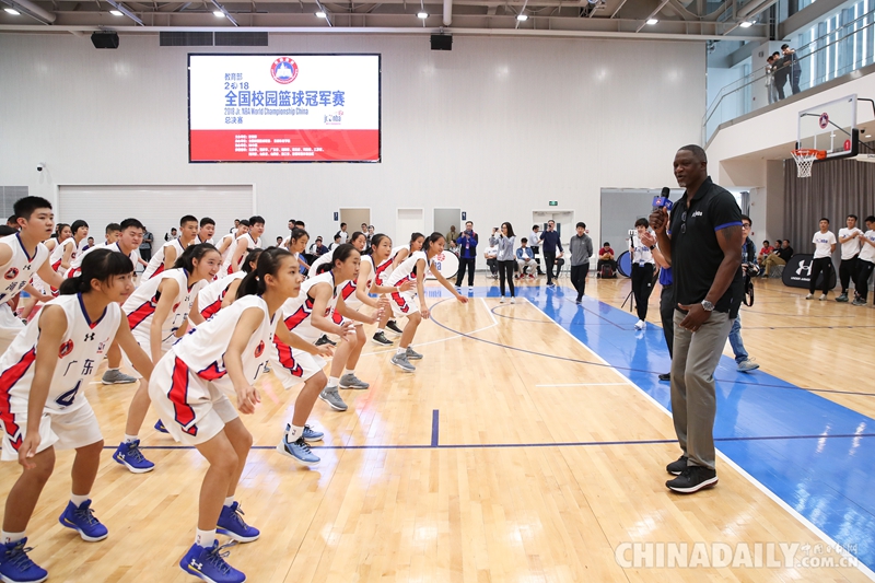 全國校園籃球冠軍賽總決賽開戰(zhàn) NBA傳奇球員多米尼克·威爾金斯現(xiàn)場助陣