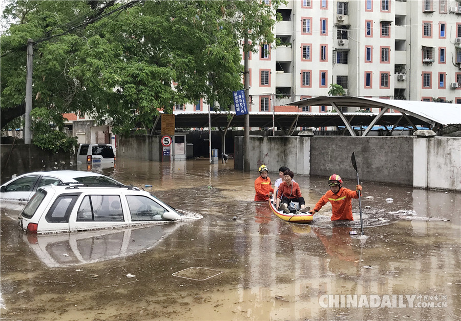 強(qiáng)降雨襲擊廈門 消防人員轉(zhuǎn)移被困群眾