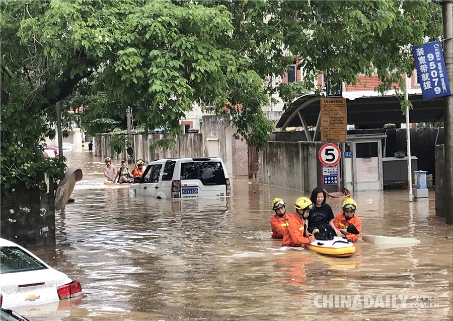 強降雨襲擊廈門 消防人員轉(zhuǎn)移被困群眾