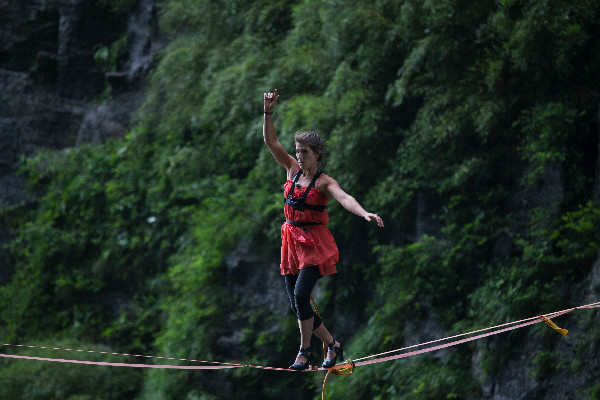 驚險！張家界天門山舉行女子高跟鞋走扁帶比賽