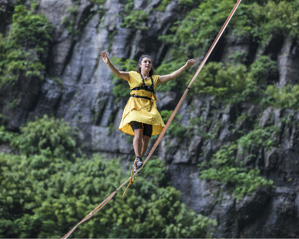 驚險！張家界天門山舉行女子高跟鞋走扁帶比賽