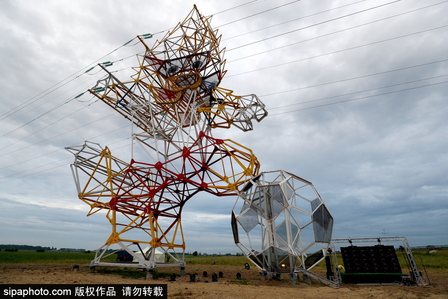 要不要這么萌！俄羅斯路邊一電力塔變身世界杯吉祥物