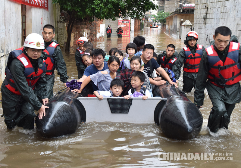 江西進賢暴雨致嚴重內澇 皮劃艇解救92名被困人員