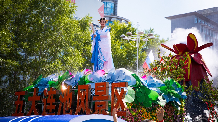 中俄文化大集上演花車巡游 演繹“一城兩國·繽紛中俄”色彩印象