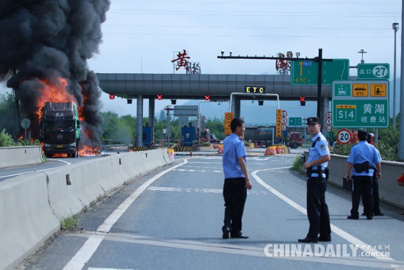 杭州黃湖高速出口一貨車發(fā)生自燃 無人員傷亡