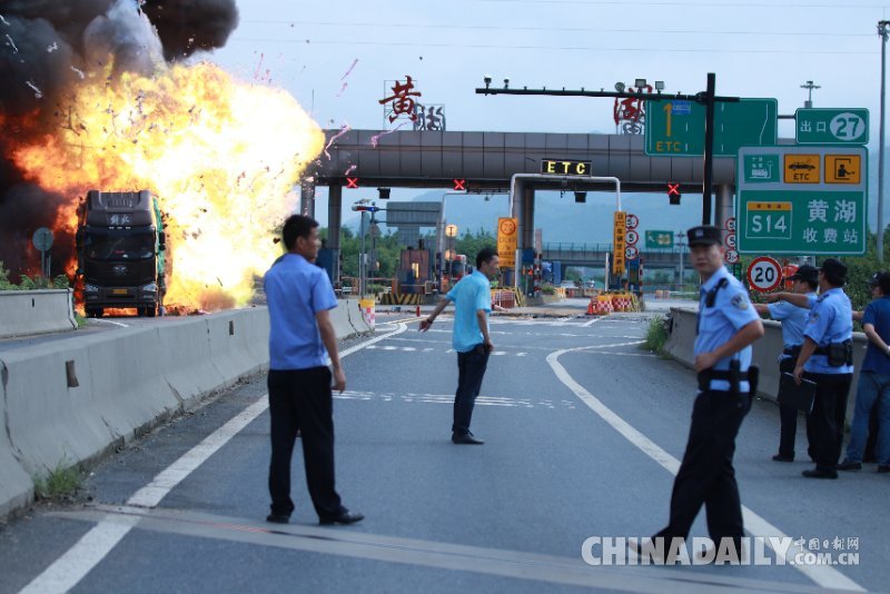 杭州黃湖高速出口一貨車(chē)發(fā)生自燃 無(wú)人員傷亡