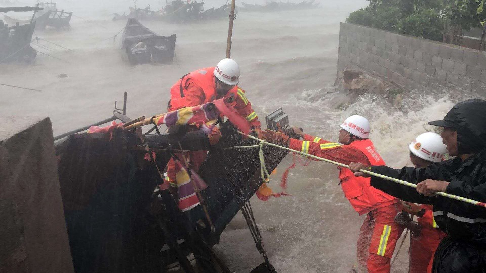 臺風(fēng)“瑪莉亞”在福建連江登陸 消防官兵冒險營救受困漁民　　