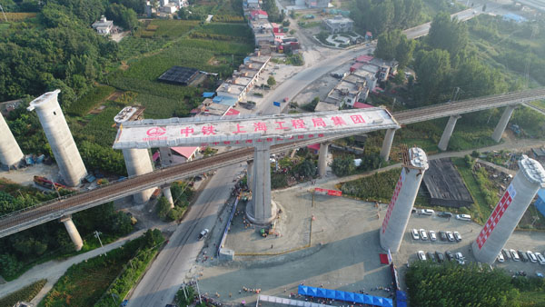 蒙華鐵路峽河特大橋38.9米高空完美“轉(zhuǎn)身” 創(chuàng)我國重載鐵路橋梁轉(zhuǎn)體新高