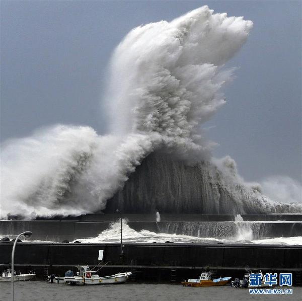 日本關(guān)西機場被淹成孤島 中國總領(lǐng)館接千名同胞回家