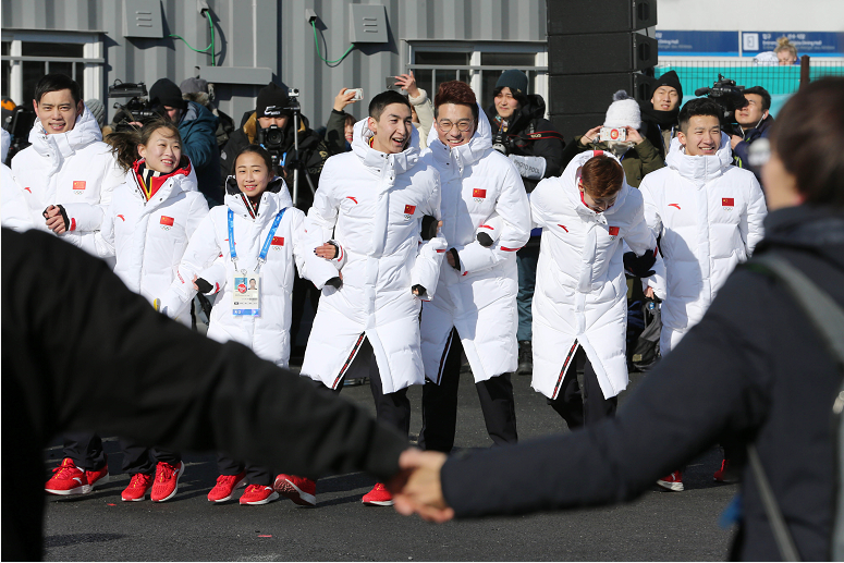 平昌冬奧會(huì)中國體育代表團(tuán)升旗儀式在江陵運(yùn)動(dòng)員村舉行