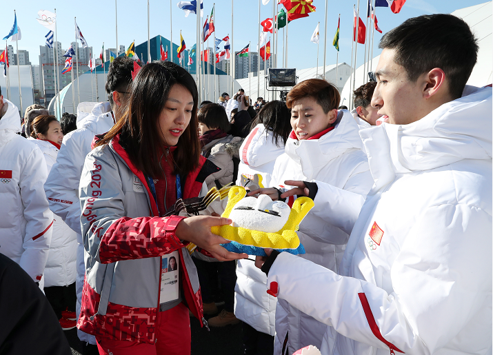 平昌冬奧會(huì)中國體育代表團(tuán)升旗儀式在江陵運(yùn)動(dòng)員村舉行